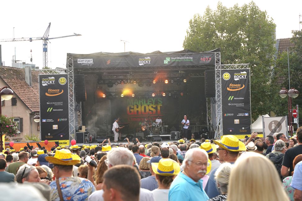 Rappelvoller Sindelfinger Marktplatz beim Konzert von „Marley's Ghost“. Bilder: Dettenmeyer