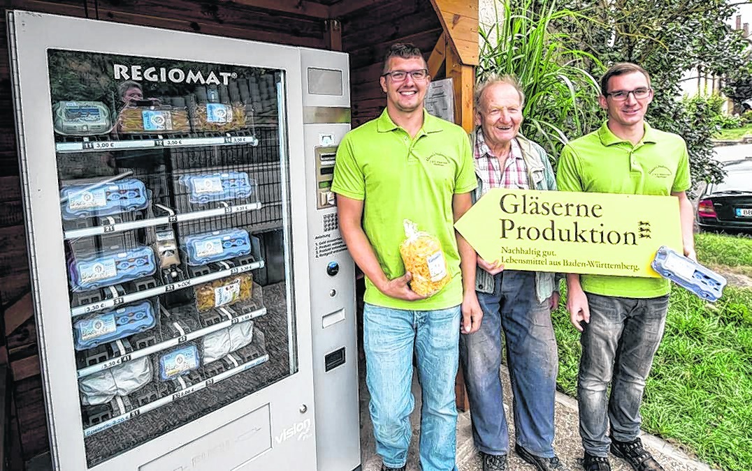 Vermarktet werden Eier und andere landwirtschaftliche Erzeugnisse über den Regiomaten direkt an der Durchgangsstraße in Deufringen – von links: Sebastian Klasen, Walter Stürner und Johannes Klasen. Bild: Richter
