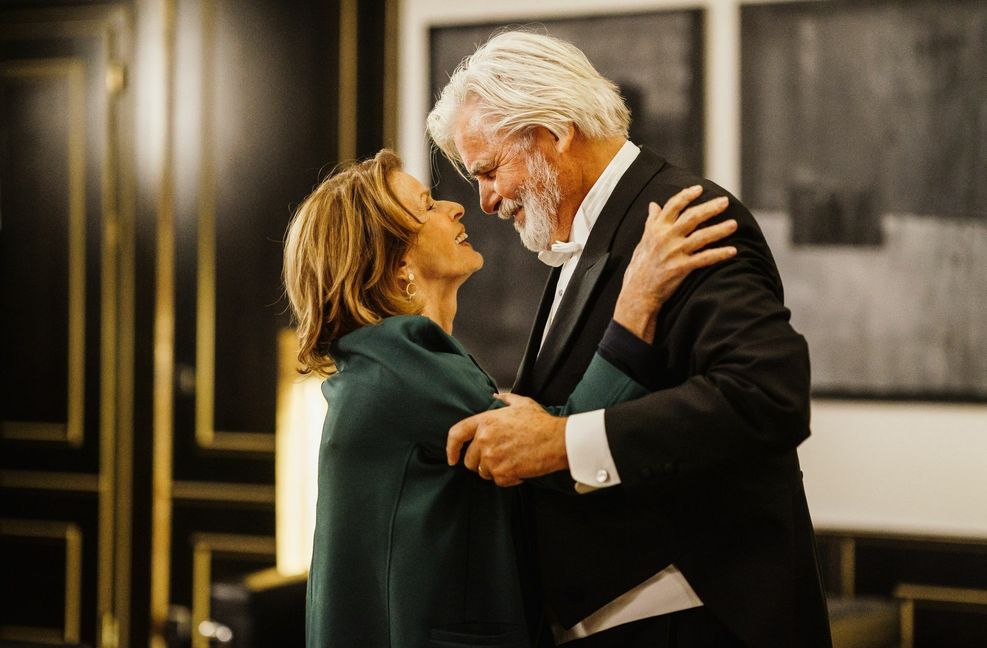 Charmeur Charlotte Kler (Senta Berger) ist mit ihrem Mann, dem erfolgreichen Dirigenten Walter (Peter Simonischek, r.) nach München gezogen. Obwohl er weiß, wie er sie bezirzen kann, ist sie nicht mehr glücklich in der Ehe. Foto: ZDF/Hendrik Heiden