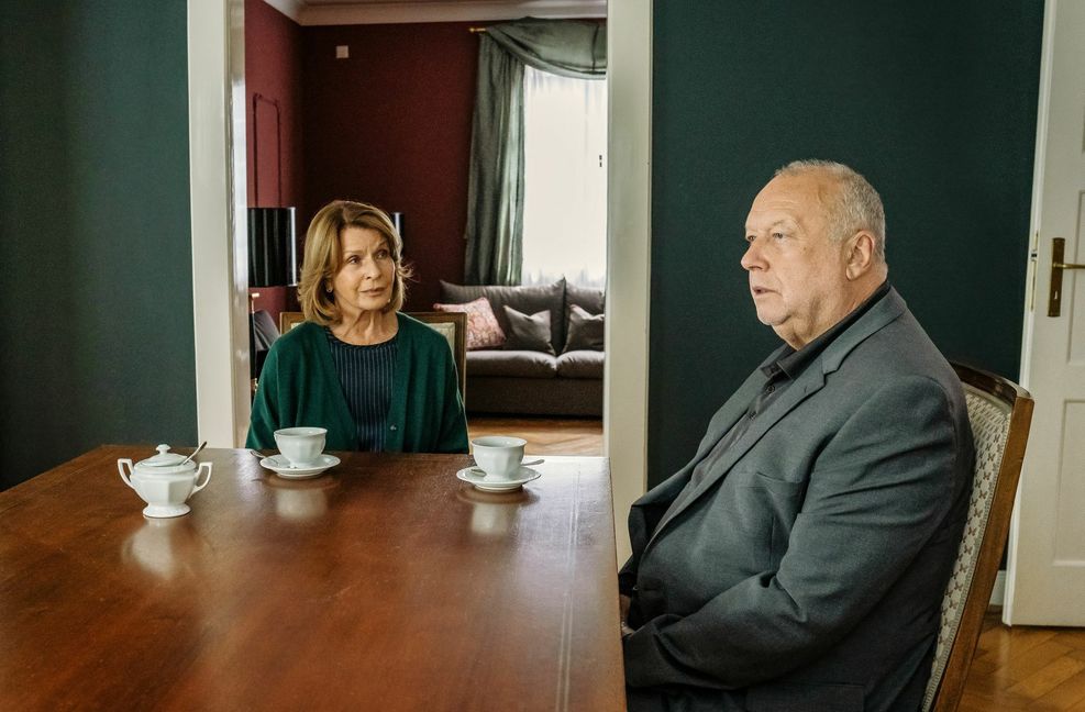 Zutrauen Charlotte (Senta Berger) hält den Mann (Thomas Thieme) für vertrauenswürdig und bittet ihn hinein. Foto: ZDF/Hendrik Heiden