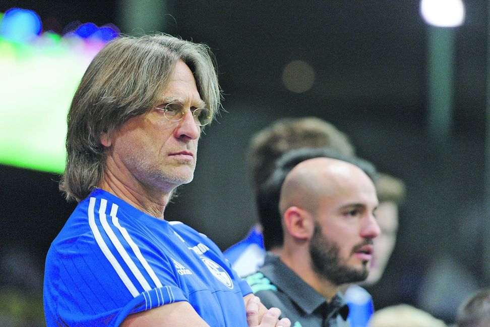 Entdeckt und fördert: Schalke-Coach Norbert Elgert. Bild: GES/Marvin Guengoer