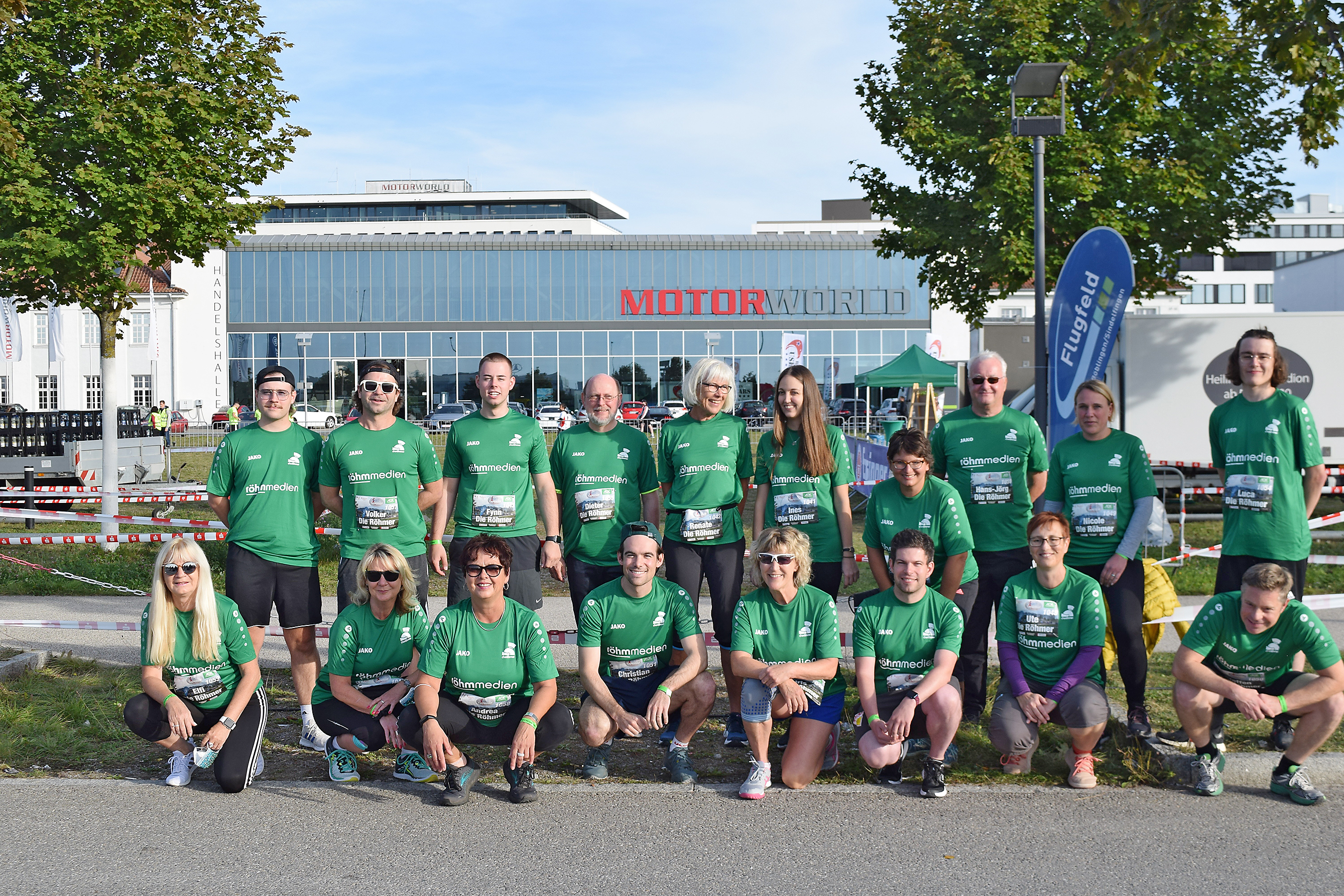 Mit ihren grünen Laufshirts sind sie schon von weitem sichtbar, „Die Röhmer“, das Laufteam von Röhm-Medien. Bild: Krauter