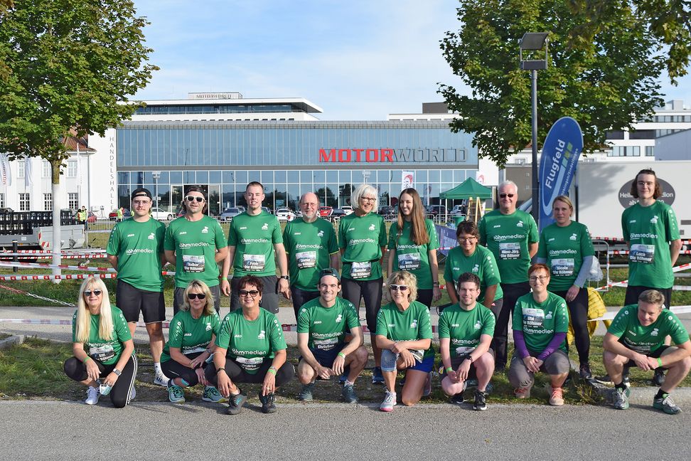 Mit ihren grünen Laufshirts sind sie schon von weitem sichtbar, „Die Röhmer“, das Laufteam von Röhm-Medien. Bild: Krauter