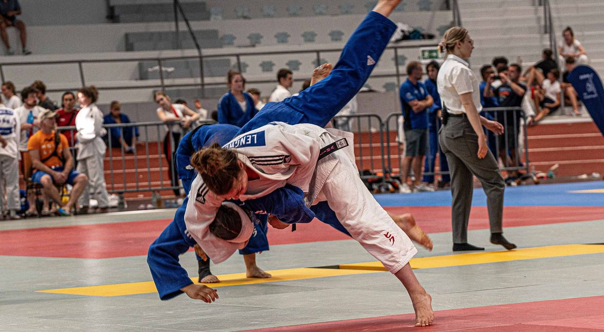 Souverän setzt sich die Sindelfinger Kämpferin Alina Lengweiler (vorne) im Viertelfinale mit einem Innenschenkelwurf gegen Niederländerin Annemarijne Ploeger durch. Bild: Vilz