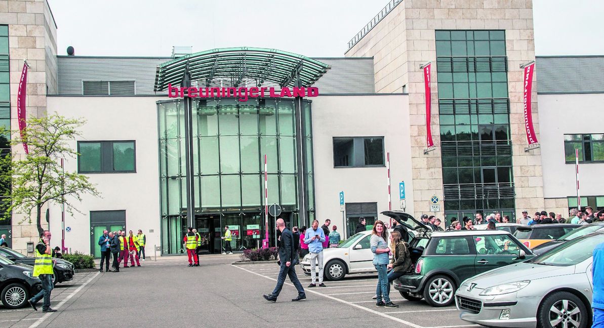 Besucher und Mitarbeiter warteten auf dem Parkplatz des Breuningerlandes während der Sperrung.