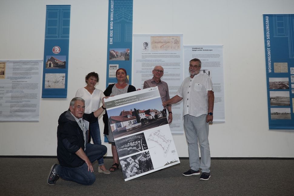 Sie freuen sich schon auf die Ausstellung im Oberlichtsaal bei der Bücherei (von links): Jürgen Stauch, Monika Etspüler, Ulrike Izuora, Horst Zecha und Gert Fenselau.  Bild: Heiden
