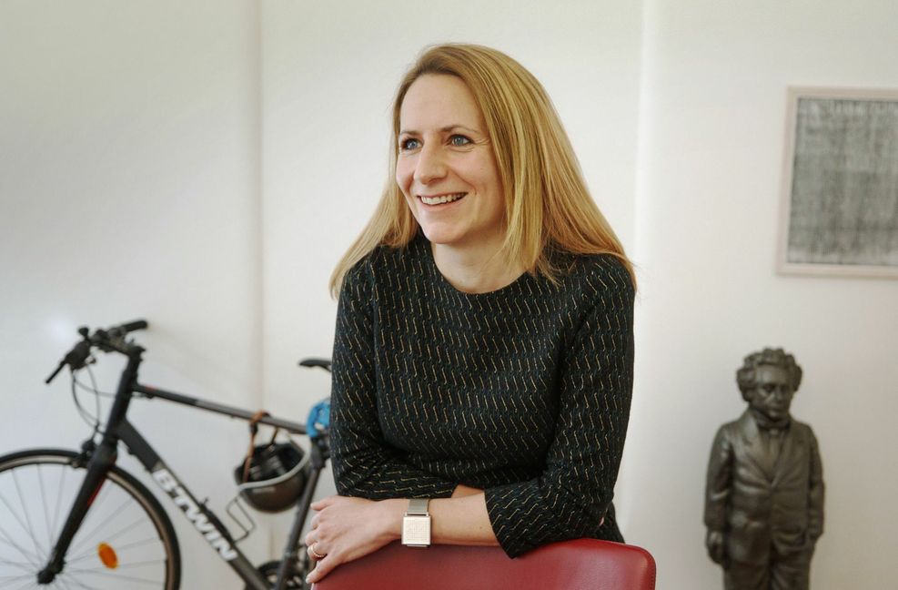 Die Tübinger Bürgermeisterin Daniela Harsch kommt mit dem Rad in ihr Büro im Rathaus. Foto: Gottfried Stoppel