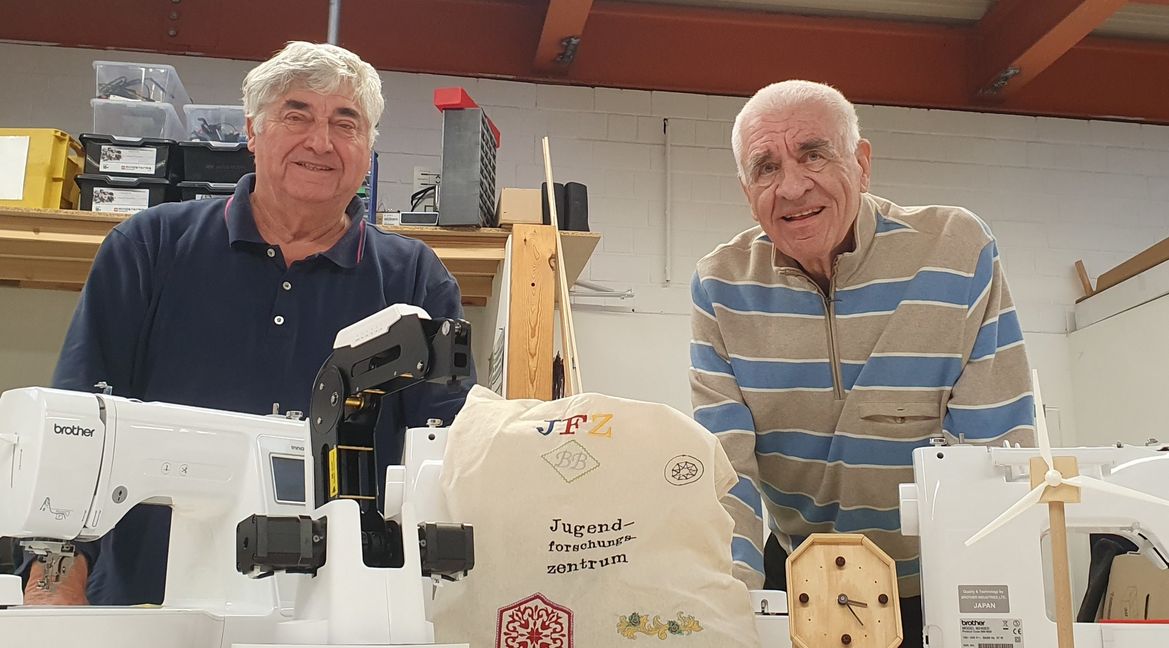 Tüftler und Macher: Heinz Ulmer (links) und Volker Rose freue sich auf viele neugierige Gäste am Samstag. Bild: Wegner