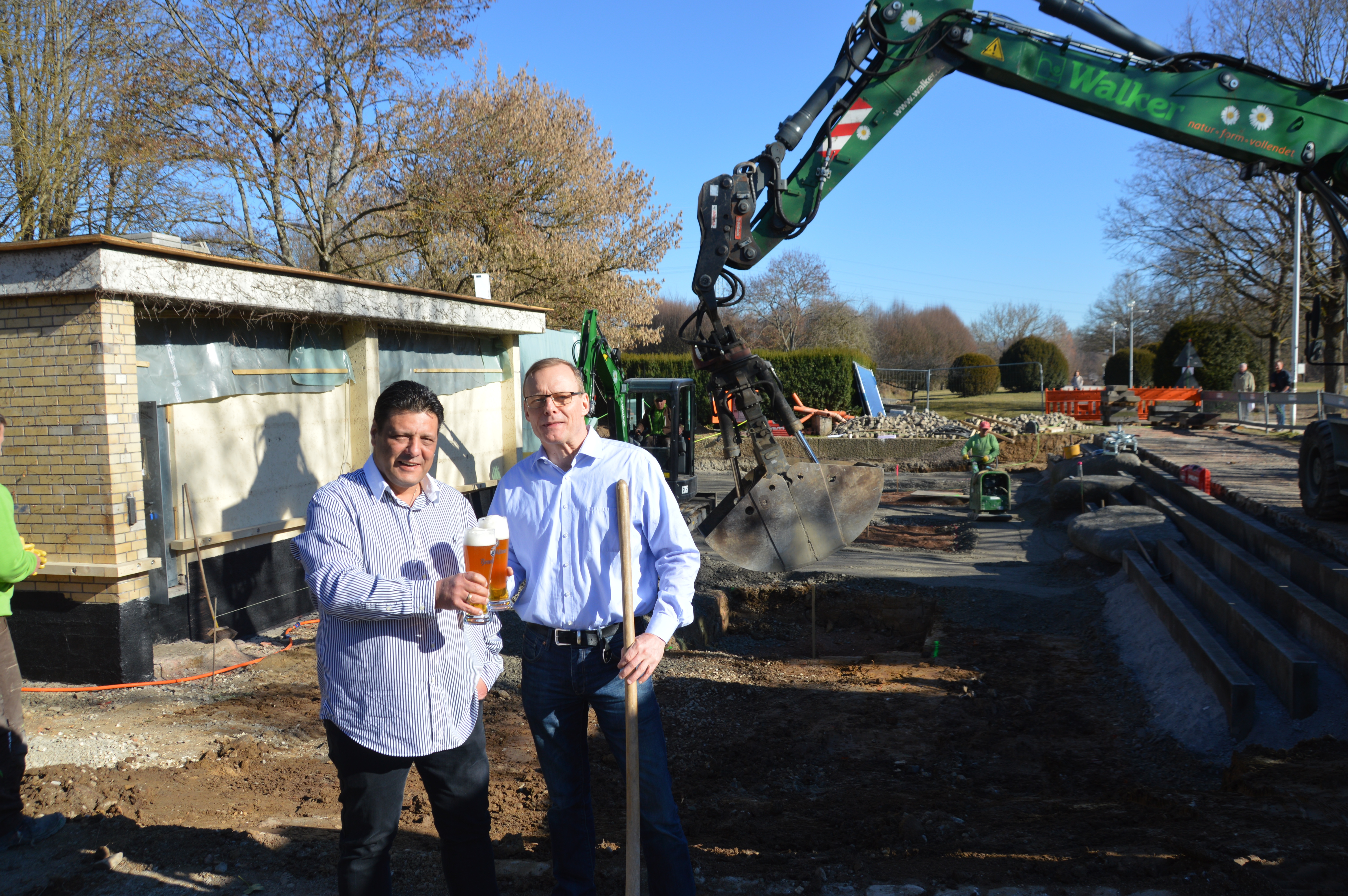 Kai Hammami (links) und Jürgen Lahann stoßen auf die neue Biergarten-Saison an. In den Gläsern ist alkoholfreies Benediktiner-Hefeweizen.	
Bilder: Wegner