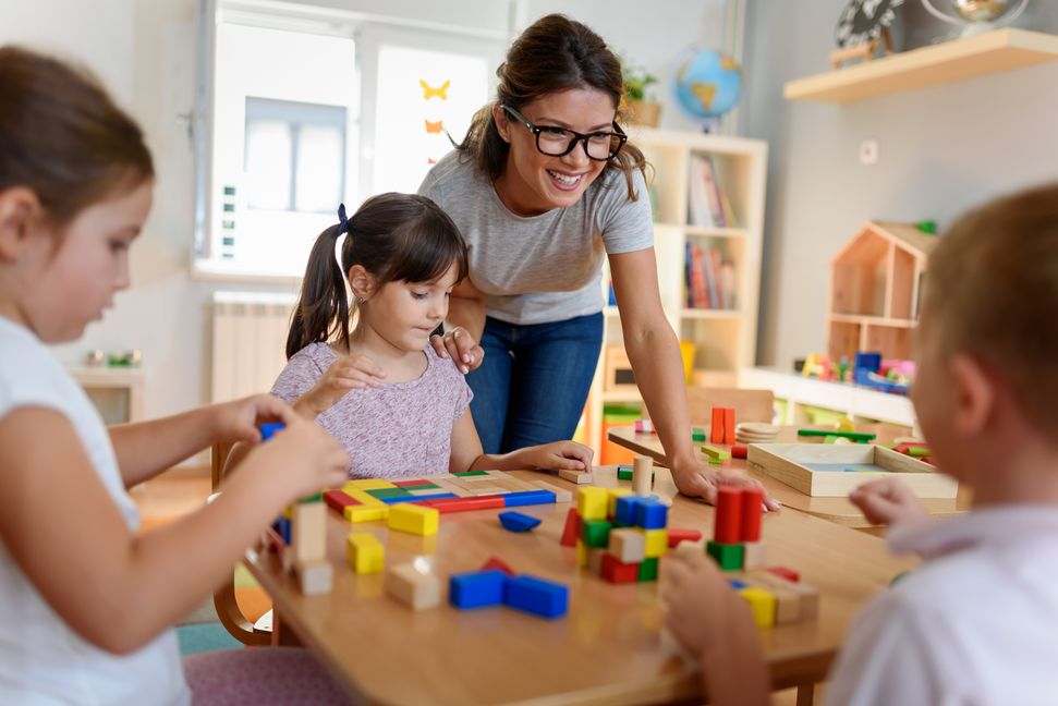 Die Mitarbeiterinnen des Hauses der Familie haben ein buntes Kursprogramm für Familien zusammengestellt. Bild: Lordn/Adobe Stock