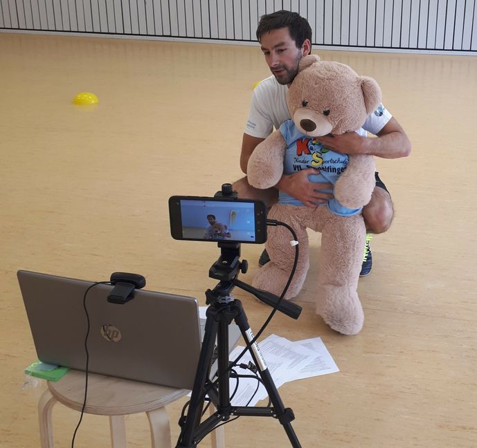 Benjamin Wunsch und Plüschbär Emil begrüßen die Kinder der Kindersportschule des VfL Sindelfingen. Dann geht es los.Bild: z