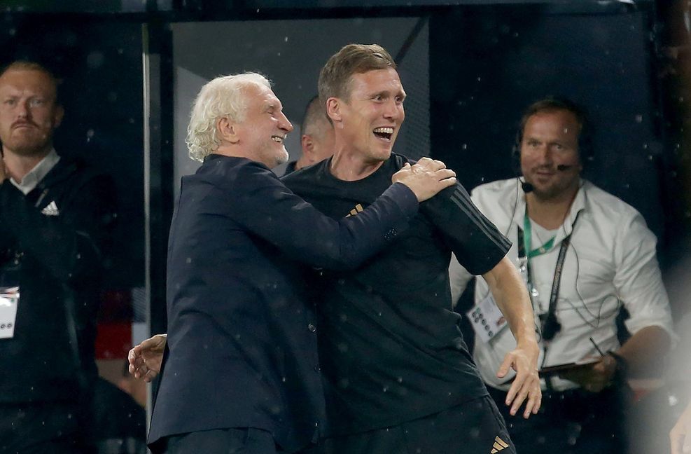 Der Plan geht auf: Rudi Völler und Hannes Wolf freuen sich über den Erfolg der deutschen Nationalmannschaft.