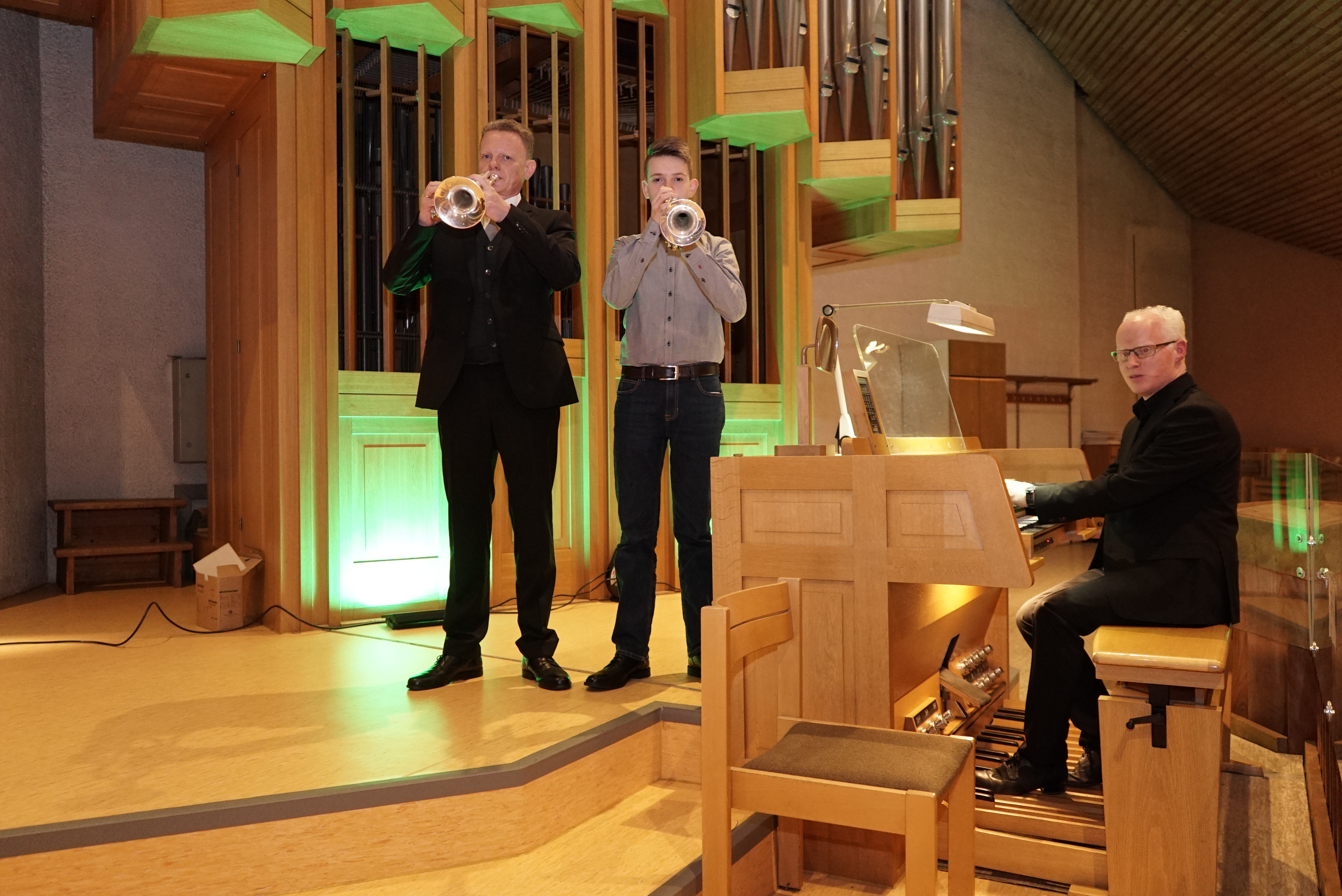Frank und Julian Schanbacher spielten mit Andreas Schweizer das fünfte Konzert zur Jubiläumsorgelreihe in der katholischen Kirche St. Joseph. Bild: Heiden