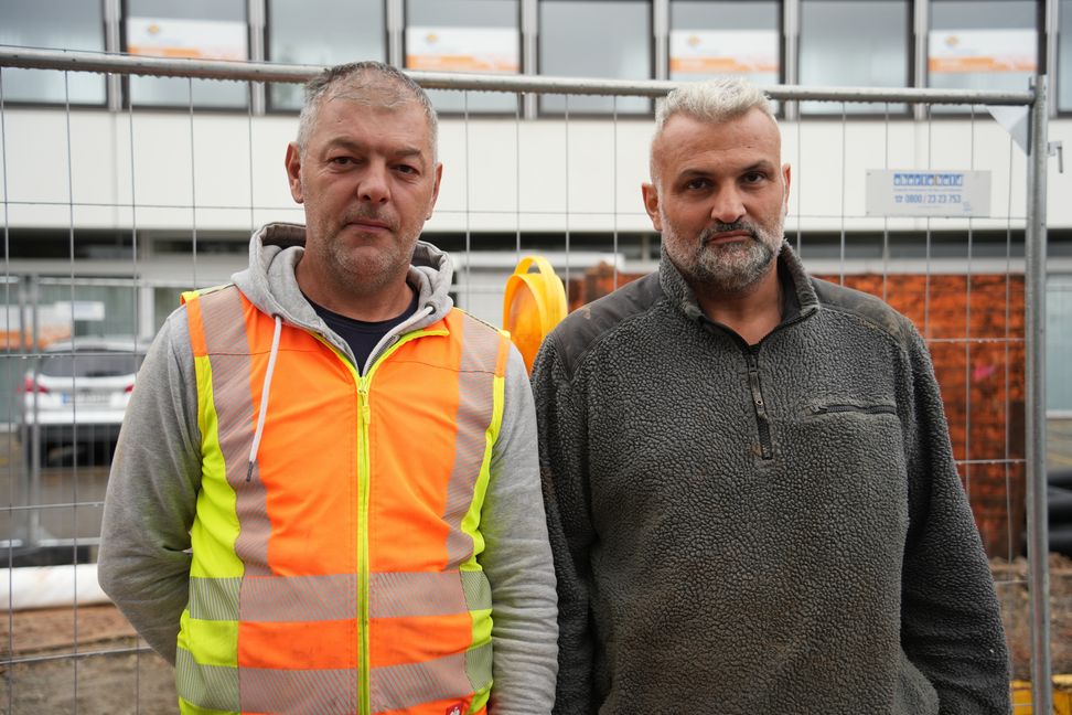 Zeki Yasik (rechts) und Dusko Vukobrat haben den Zehnjährigen aus dem VW-Bus geholt, den Tatverdächtigen festgehalten und die Polizei gerufen.      Bild: Dettenmeyer