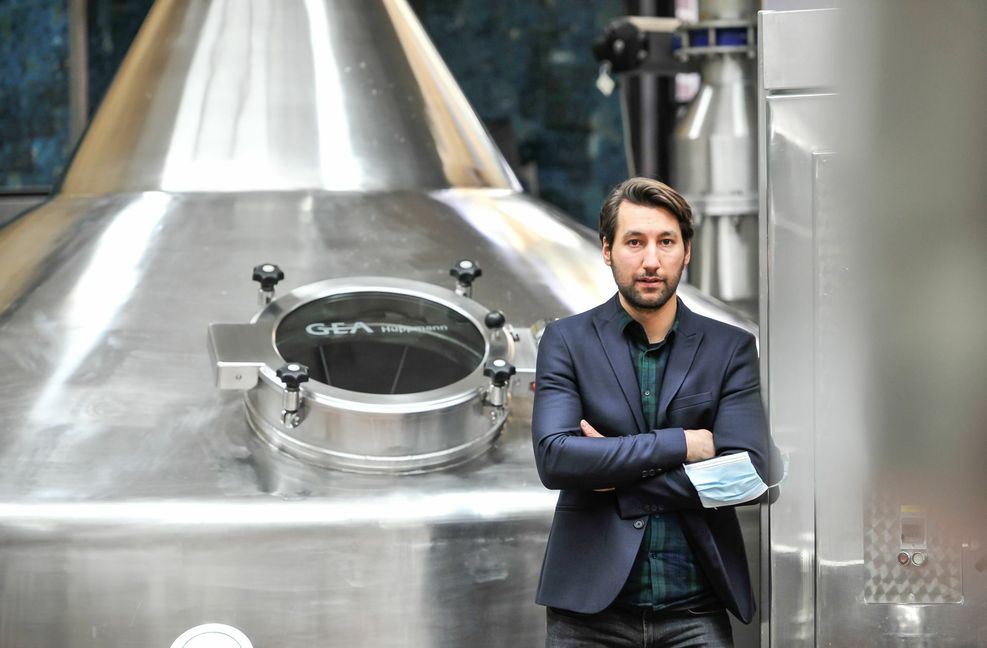 Colin Dinkelacker, Geschäftsführer von Dinkelacker-Schwabenbräu, steht vor einem Braukessel auf dem Brauereigelände in der Stuttgarter Innenstadt. Der 29-Jährige richtet die Familienbrauerei neu aus. Foto: Lichtgut/Max Kovalenko