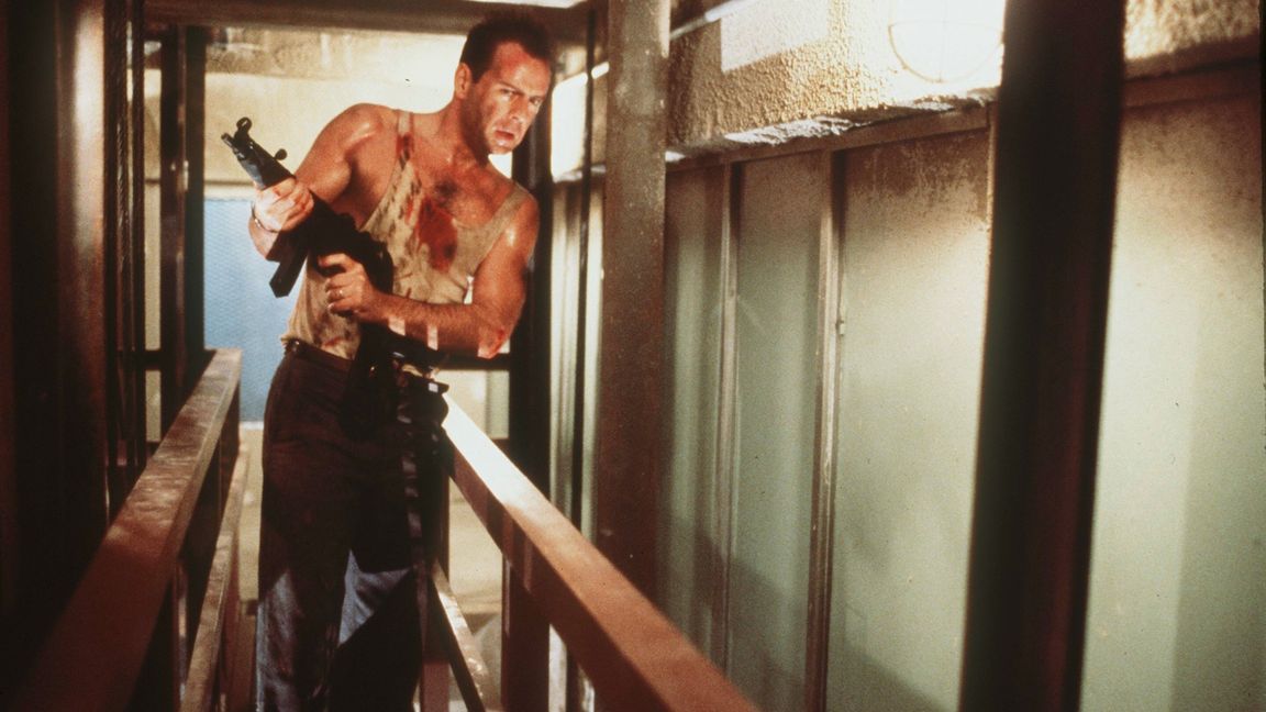 „Yippie-Ya-Yeah, Schweinebacke“ – Mit Bruce Willis sollte man immer rechnen, erst recht als Bösewicht. Denn dann heißt es „Stirb langsam“.    Bild: z