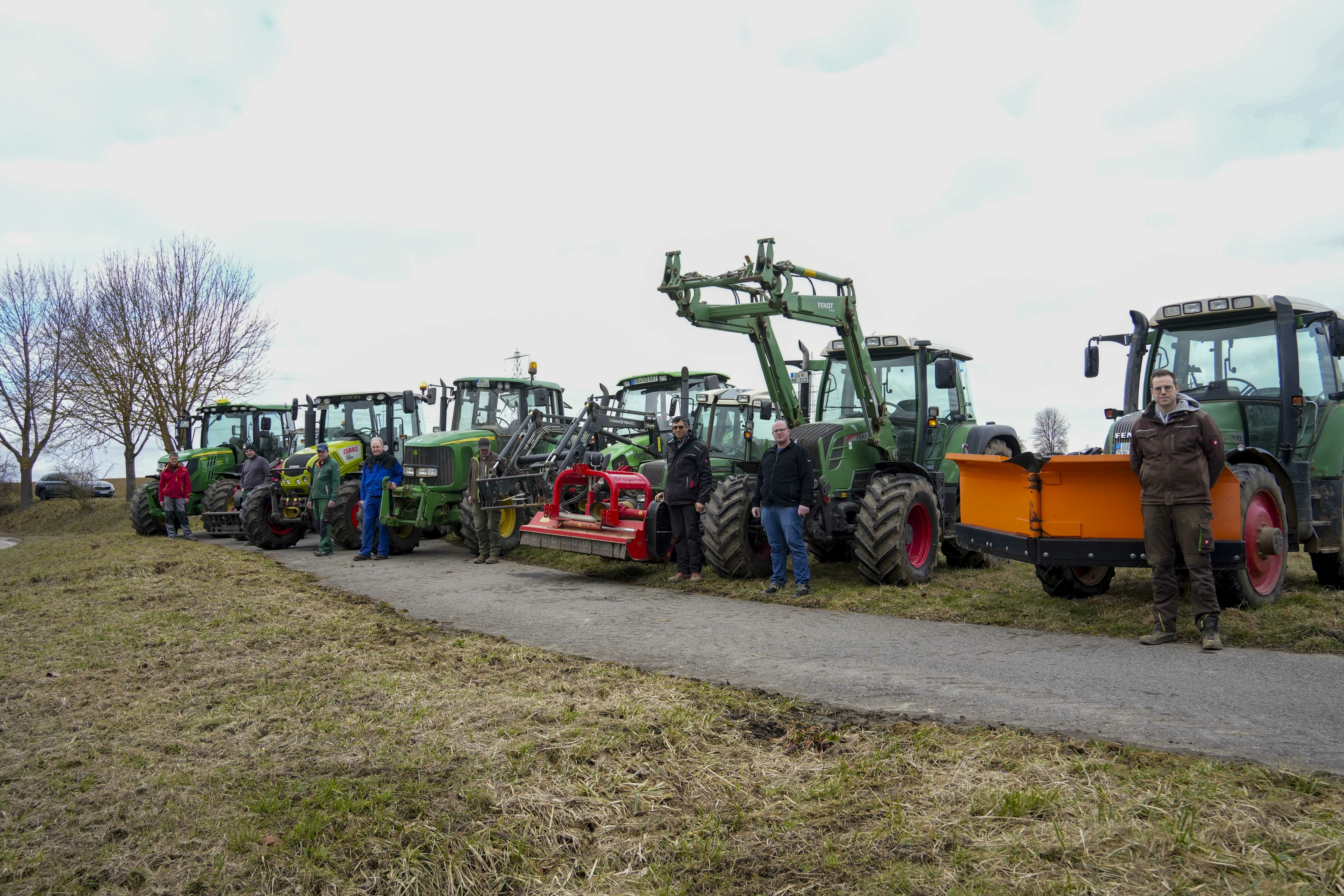 Protestaktion auf einem Acker am Maichinger Ortsausgang (von links): Klaus Zeile, Peter Wolff, Sigmund Kemmler, Thomas Raith, Wolfgang Speer, Andreas Messner, Matthias Raith und Jonas Winter. Bild: Dettenmeyer
