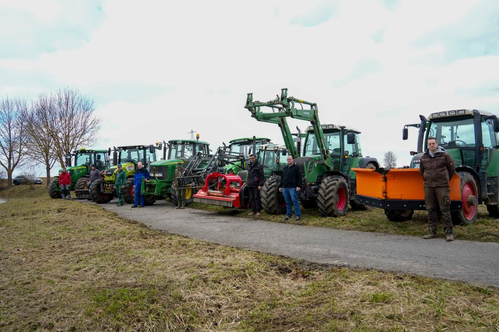 Protestaktion auf einem Acker am Maichinger Ortsausgang (von links): Klaus Zeile, Peter Wolff, Sigmund Kemmler, Thomas Raith, Wolfgang Speer, Andreas Messner, Matthias Raith und Jonas Winter. Bild: Dettenmeyer