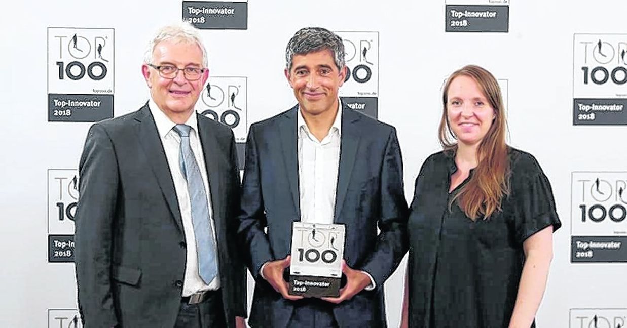 Preisübergabe an Kistler (von links): Eberhard Bauer (Standortleiter Kistler Sindelfingen), Ranga Yogeshwar und Sabrina Schmid (Teamleitung Marketing DACH Kistler). Bild: z