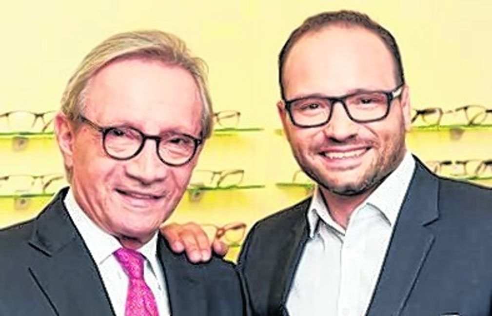 Dr. Helmut Baur (links) und Dominic Baur, Geschäftsführer von Binder-Optik, freuen sich über den Spitzenplatz in der Servicestudie. Bild: z
