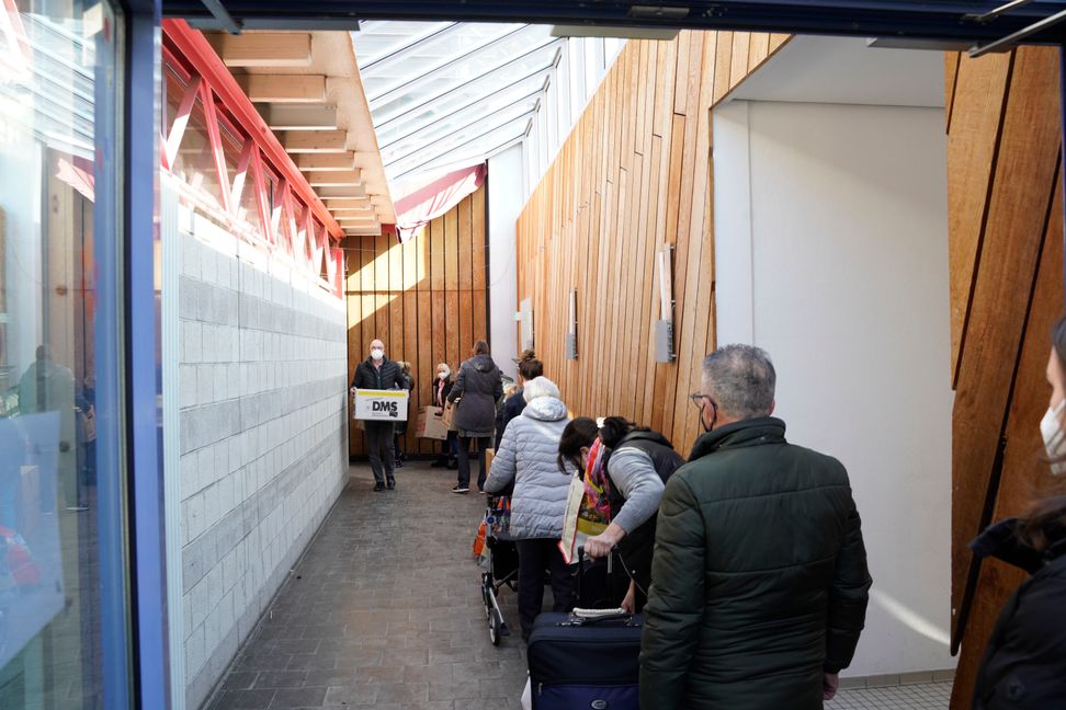 Die Organisatoren der Spendenaktion "Helfen statt Hamstern" möchten jeden Tag bis zu sechs LKW-Ladungen mit Spenden vom Hof schicken. Bild: Dettenmeyer