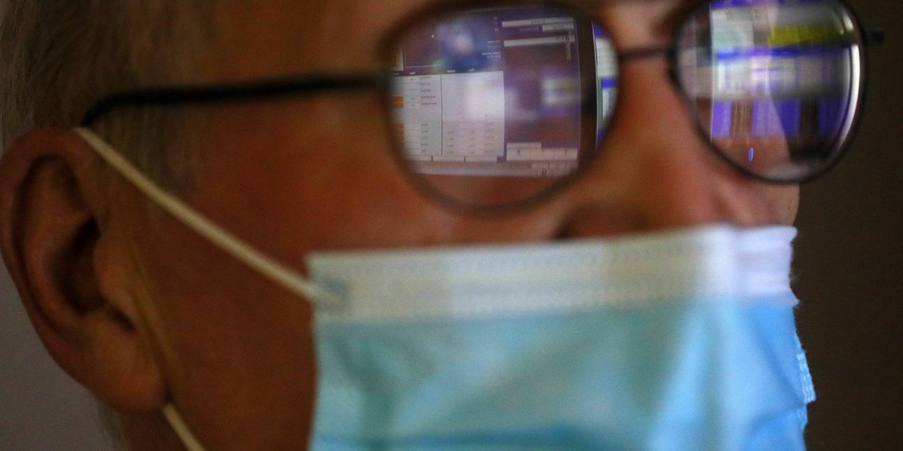 Ein Arzt blickt auf einen Bildschirm mit Untersuchungsergebnissen – die Zahl der Untersuchungen ging aber zurück. Foto: imago//Vladimir Smirnov