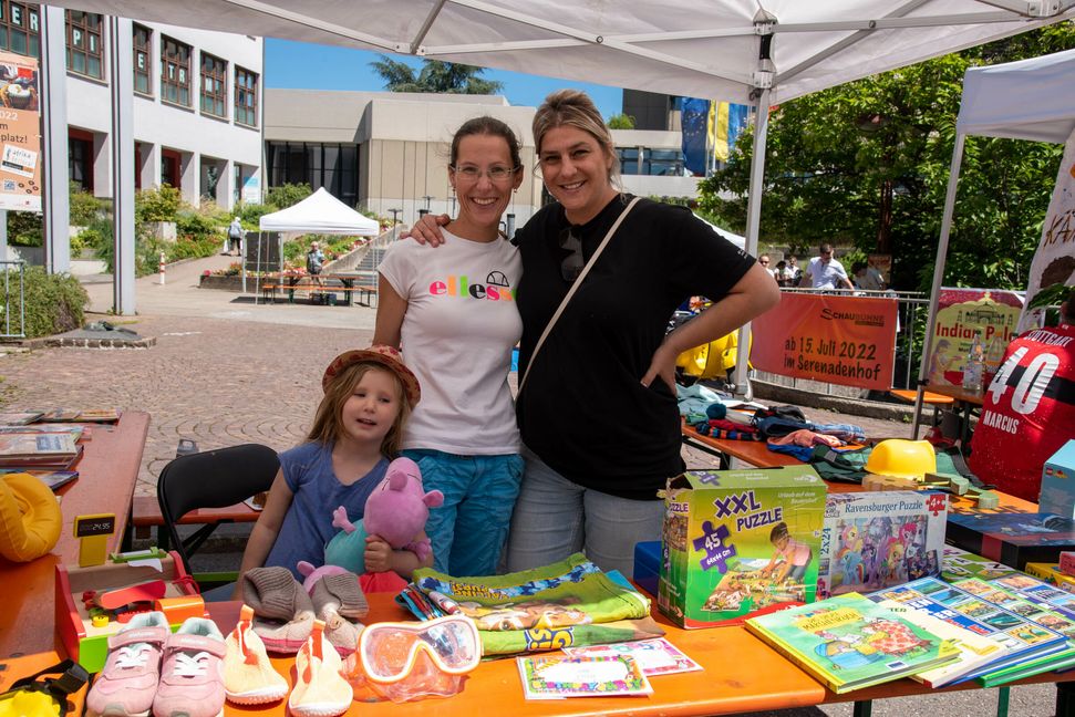 Karolina und Sarah Erich und Tanya Gjurov waren mit dem Stand der Kita Olgastraße in Darmsheim mit dabei. Bild: Nüßle