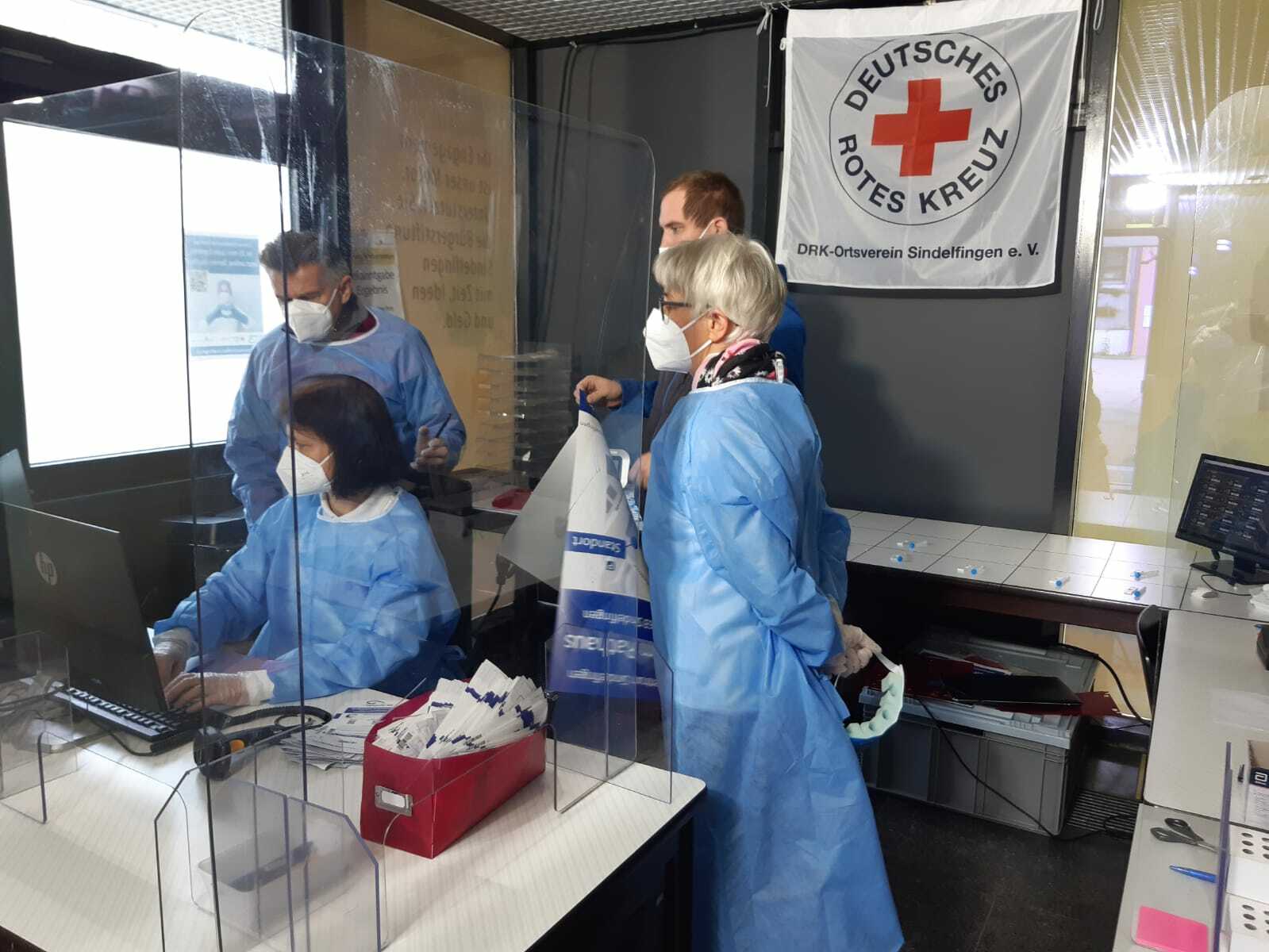 Die Freiwilligen Helfer des DRK-Ortsverbands Sindelfingen sind seit einem Jahr im Einsatz gegen Corona. Bild: z