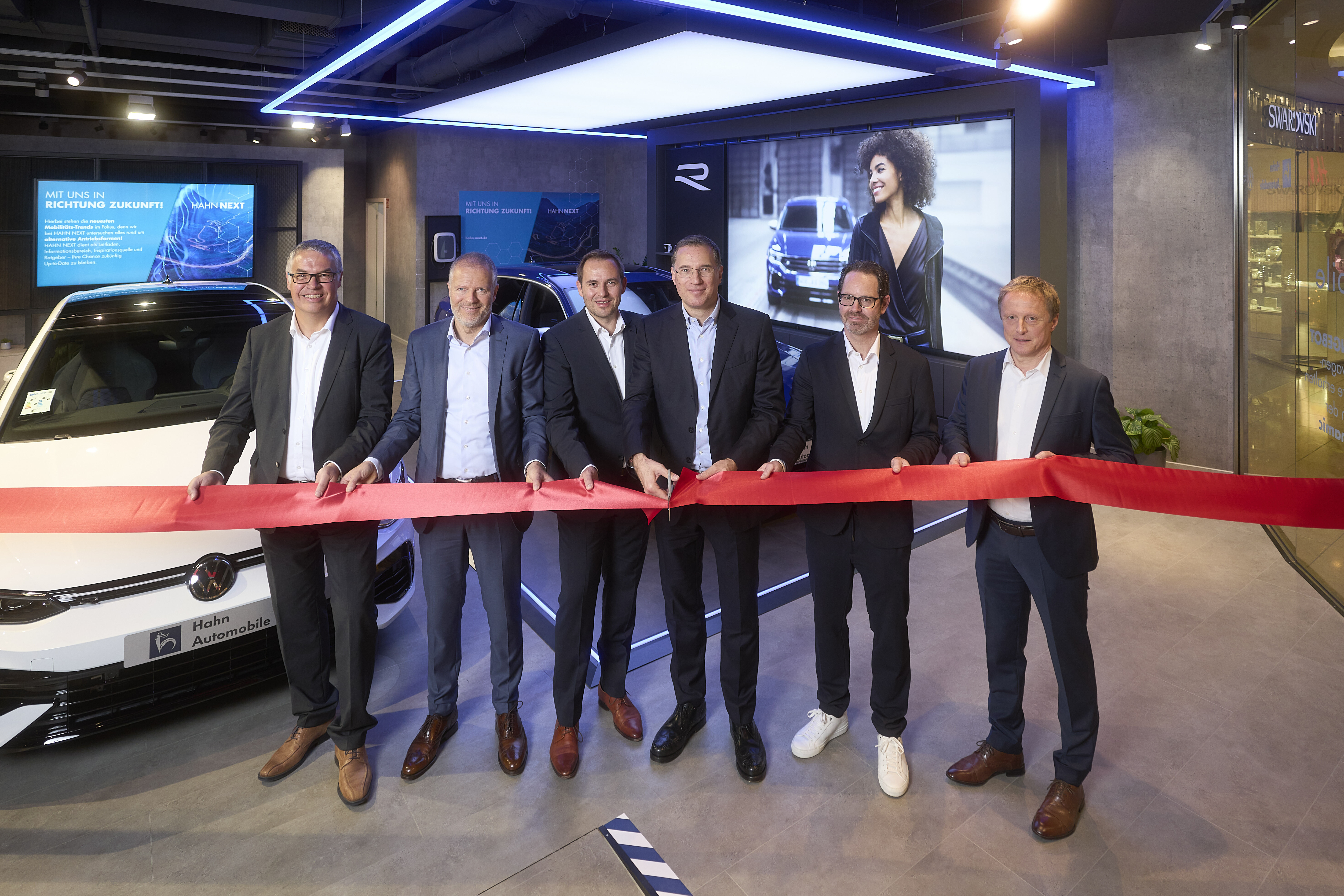 Freuen sich über den neuen Popup-Store im Breuningerland (von links):  Wolfgang Kochendörfer (Leitung Marketing & Qualität Volkswagen AG), Frank Brecht (Vorsitzender der Geschäftsführung der Hahn Gruppe), Sascha Kapfelsperger (Regionalleitung Vertrieb & Service Region Süd Volkswagen AG), Steffen Hahn (Geschäftsführender Gesellschafter der Hahn Gruppe), Peter Jost (Leitung Marketing & Vertrieb Volkswagen R) und Roland Braun (Geschäftsführer Volkswagen, Škoda, Seat und Cupra Neuwagen der Hahn Gruppe).    Bild: z