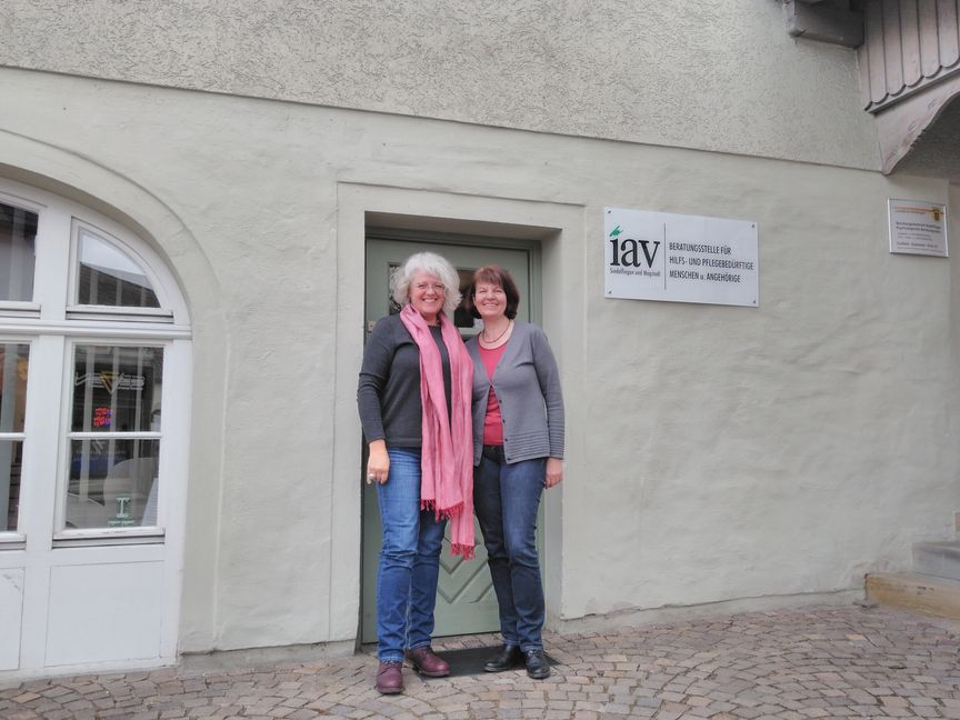 Ulrike Sellmer (links) und Andrea Greule sind die beiden hauptamtlichen Mitarbeiterinnen der iav-Stelle im Sindelfinger Ernst-Schäfer-Haus.	Bild: Schweiker