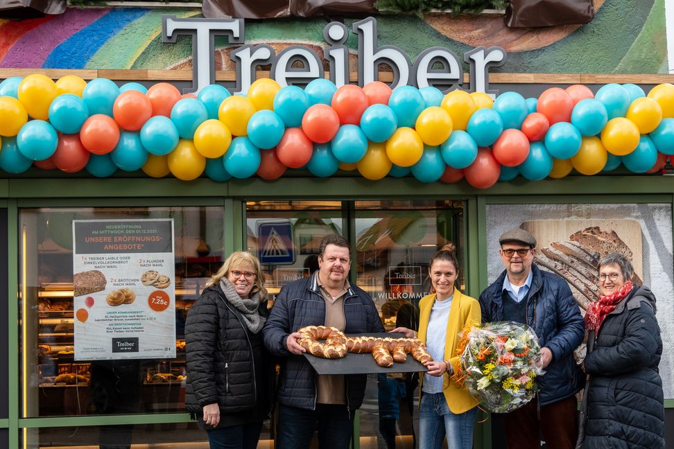 Schüsselübergabe geglückt: Annette und Wolfgang Binder sowie Eberhard und Astrid Binder mit Katharina Treiber-Fischer (Mitte) vor dem Stammhaus der ehemaligen Krone Bäckerei. Bild: Nüßle