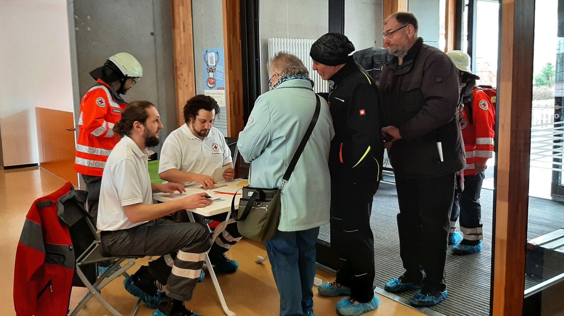 Eingangsregistrierung von Schadensopfern an der DRK-Betreuungsstelle.  Bild: z