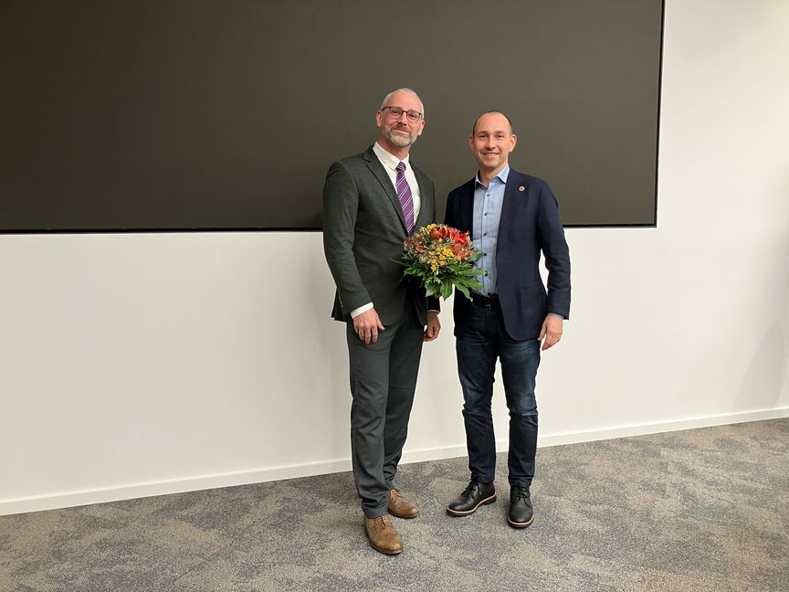 Ein Blumenstrauß zur Wahl: Pablo Burkhardt (links) und Böblingens Oberbürgermeister Dr. Stefan Belz. Bild: z