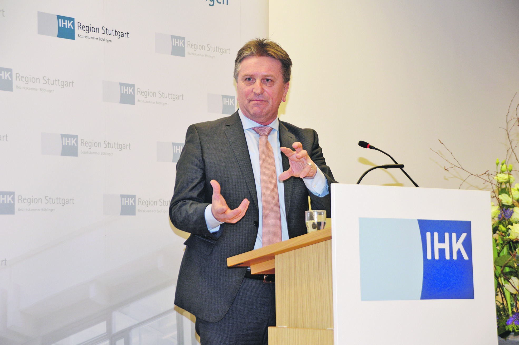 Sozial- und Integrationsminister Manfred Lucha bei der IHK-Bezirkskammer Böblingen: ein großes Lob fürs Ehrenamt. Bild: Reichert