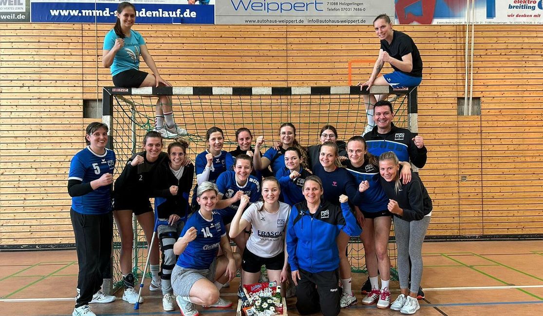 Oben auf der Latte (von links): Nadine Koch und Kapitänin Jule Schulte. Obere Reihe (von links): Jacqueline Bayer, Alice Torkler, Aylin Trautter, Lisa Kappus, Mara Dieterle, Melina Gehring, Lea Bauer, Trainer Barbaros "Babse" Özsöz. Mittlere Reihe (von links): Sina Gehringer, Marina Klenk, Shoshana Jauß, Pauline Dieckmann, Leonie Holweger. Untere Reihe (von links): Jacqueline Neumann, Marina Maurer, Sandra Martinewsky. Es fehlt Stefanie Fröhlich. Bild: z