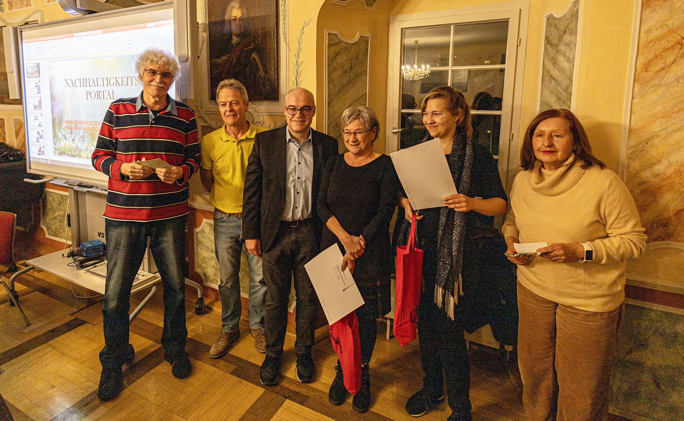 Bürgermeister Martin Thüringer (Dritter von links) mit den beiden Preisträgerinnen des Nachhaltigkeitswettbewerbs. Links die Gemeinderäte Bruno Metzger und Siegfried Waligora und rechts Gemeinderätin Rita Graf. Bild: Richter