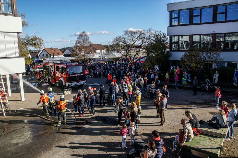 Die Holzgerlinger Feuerwehr übte vor großem Publikum. Bild Dettenmeyer