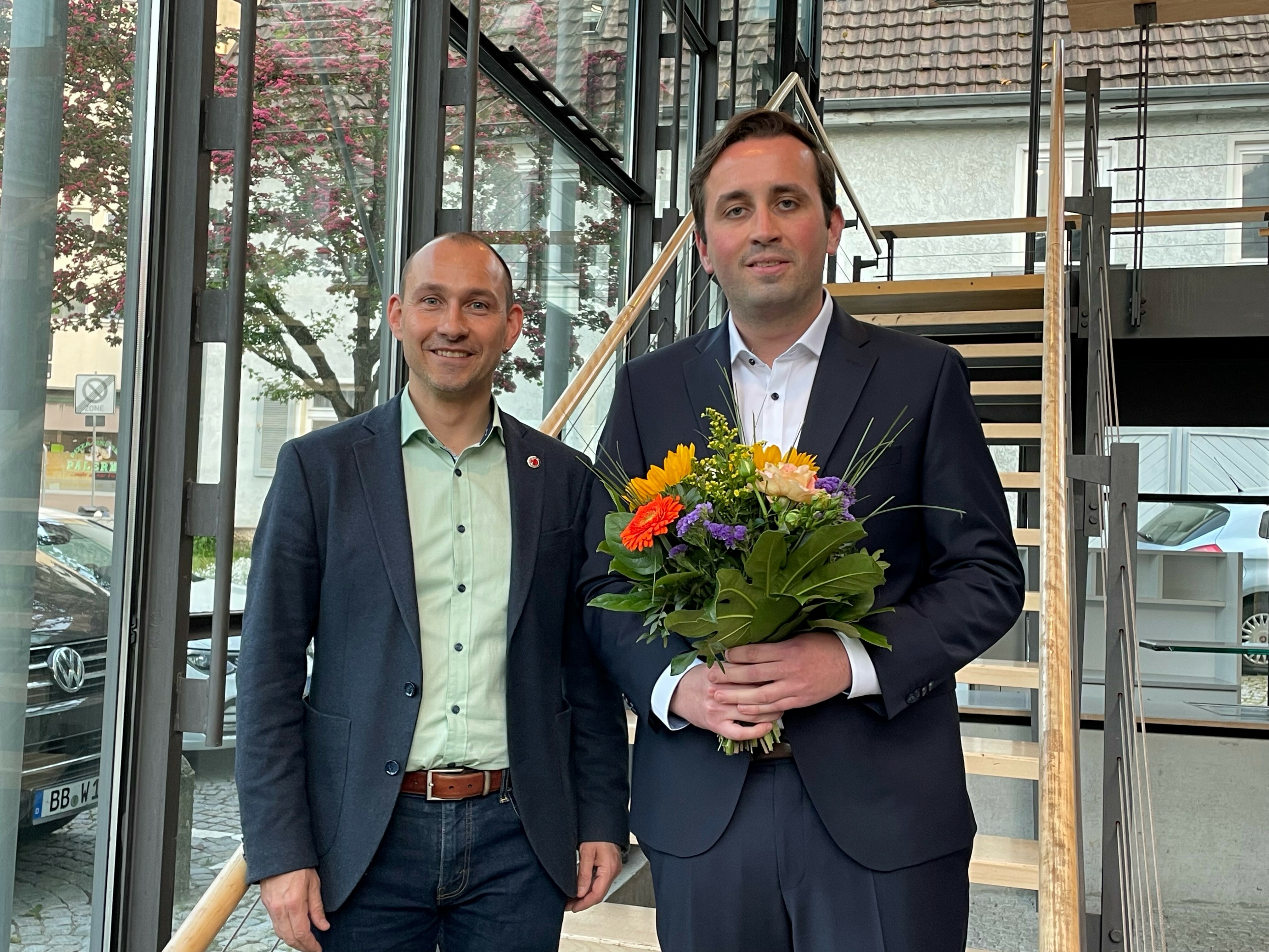 Böblingens Oberbürgermeister Dr. Stefan Belz (links) gratuliert Hendrick Queck zur Wahl. Bild: z