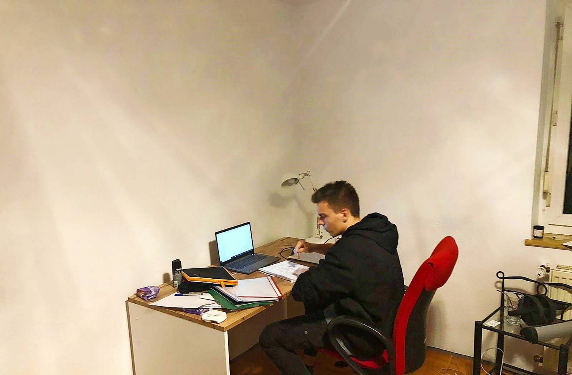 Luca Krause (20) wohnt in Konstanz-Petershausen für   520 Euro warm und studiert Biological Sciences.  Sein WG-Zimmer hat 18 Quadratmeter. Zusammen mit einem Schulfreund wohnt er in einer Drei-Zimmer-Wohnung mit einem winzigen Gemeinschaftszimmer und  einer Küche.  Außerdem gibt es ein Balkon.