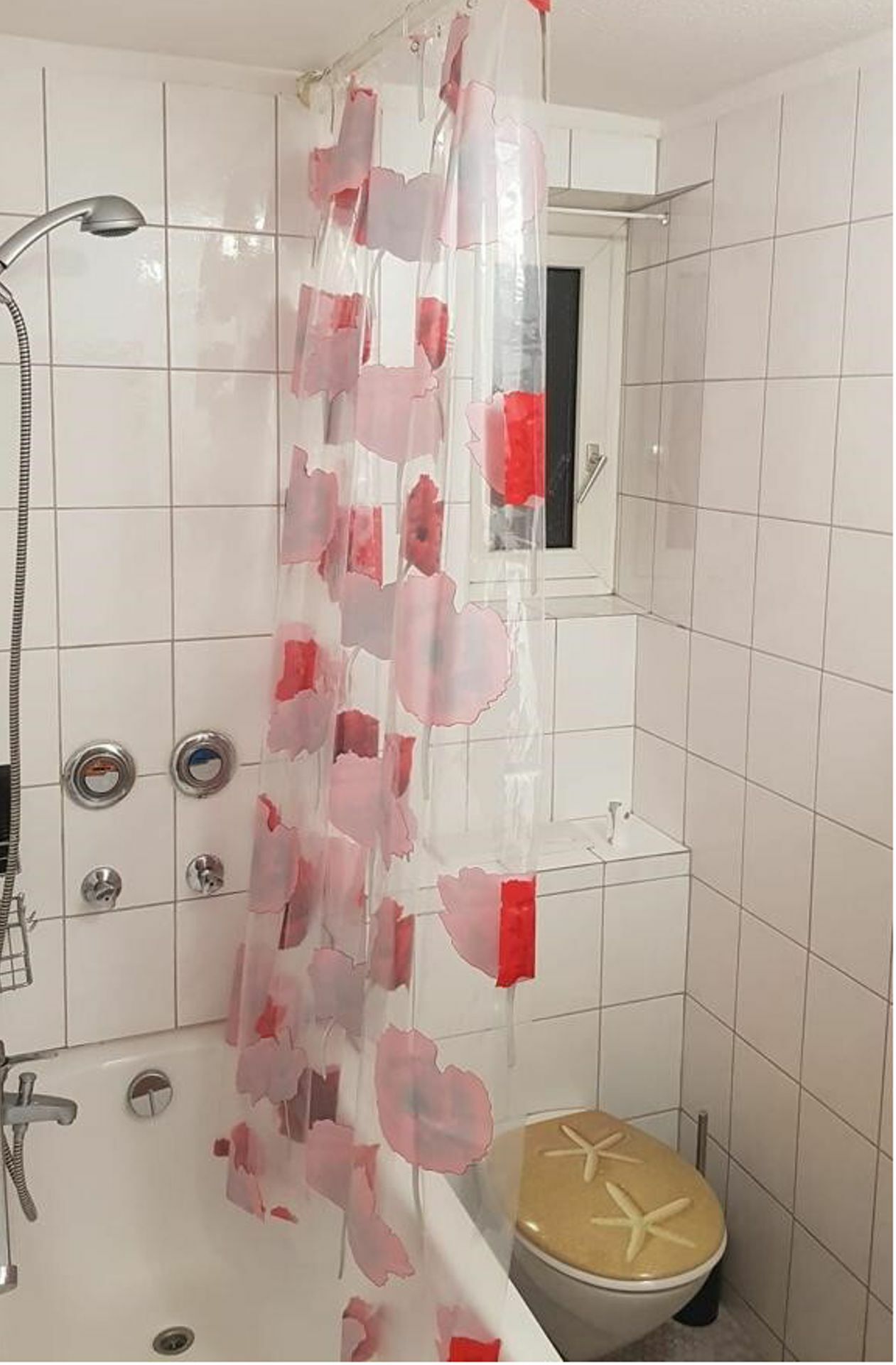 Im gemeinsamen Bad gibt es sogar eine kleine Badewanne.
