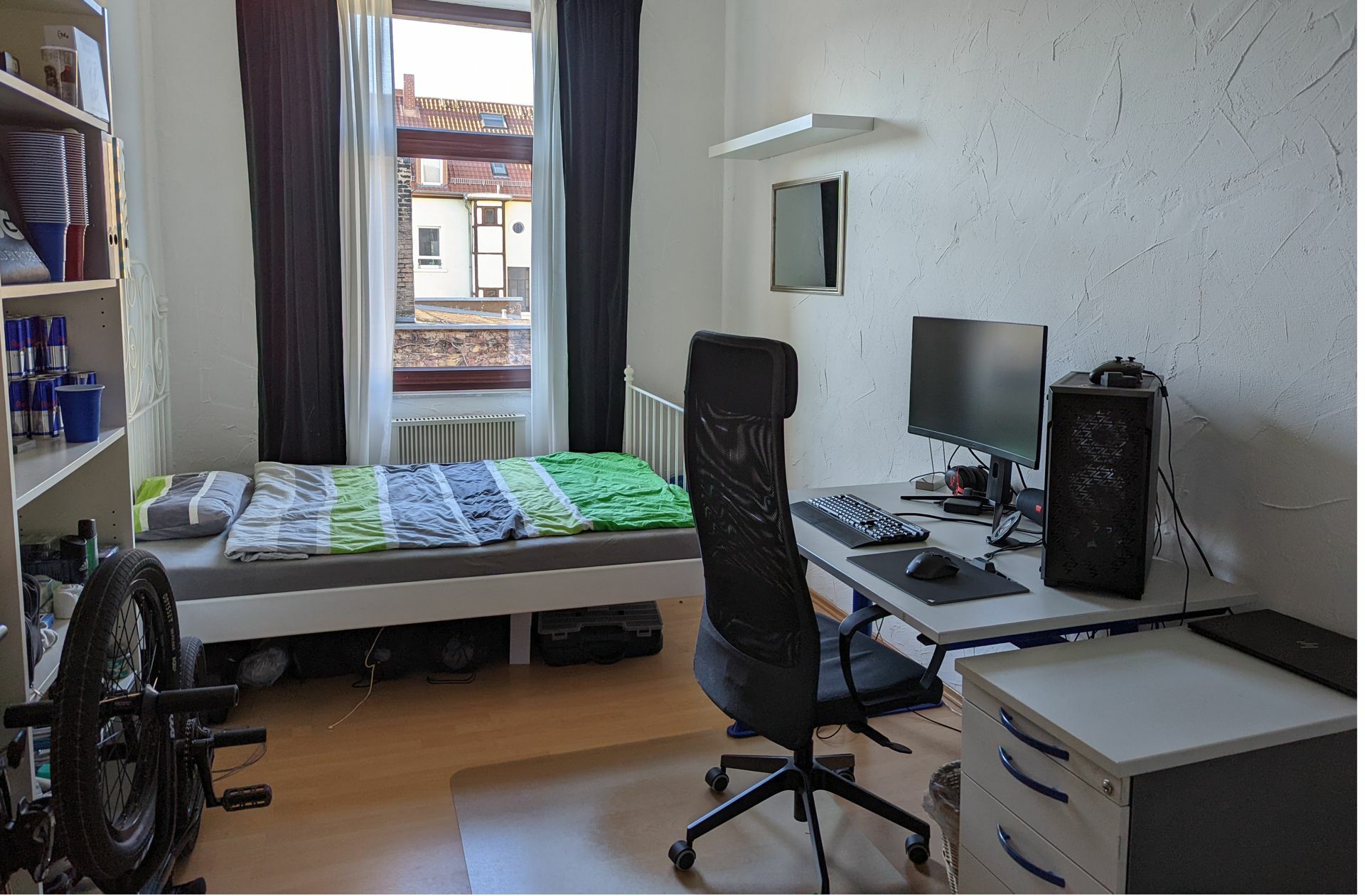 Felix Messerschmidt (21) wohnt für  275 Euro warm in Karlsruhe  gleich in der Nähe  Instituts für Technologie, an dem er Mechatronik studiert. Sein WG-Zimmer hat 13 Quadratmeter. Heizen muss er mit einem mobilen Strom-Heizkörper. Die Wohngemeinschaft besteht aus drei Studenten.
