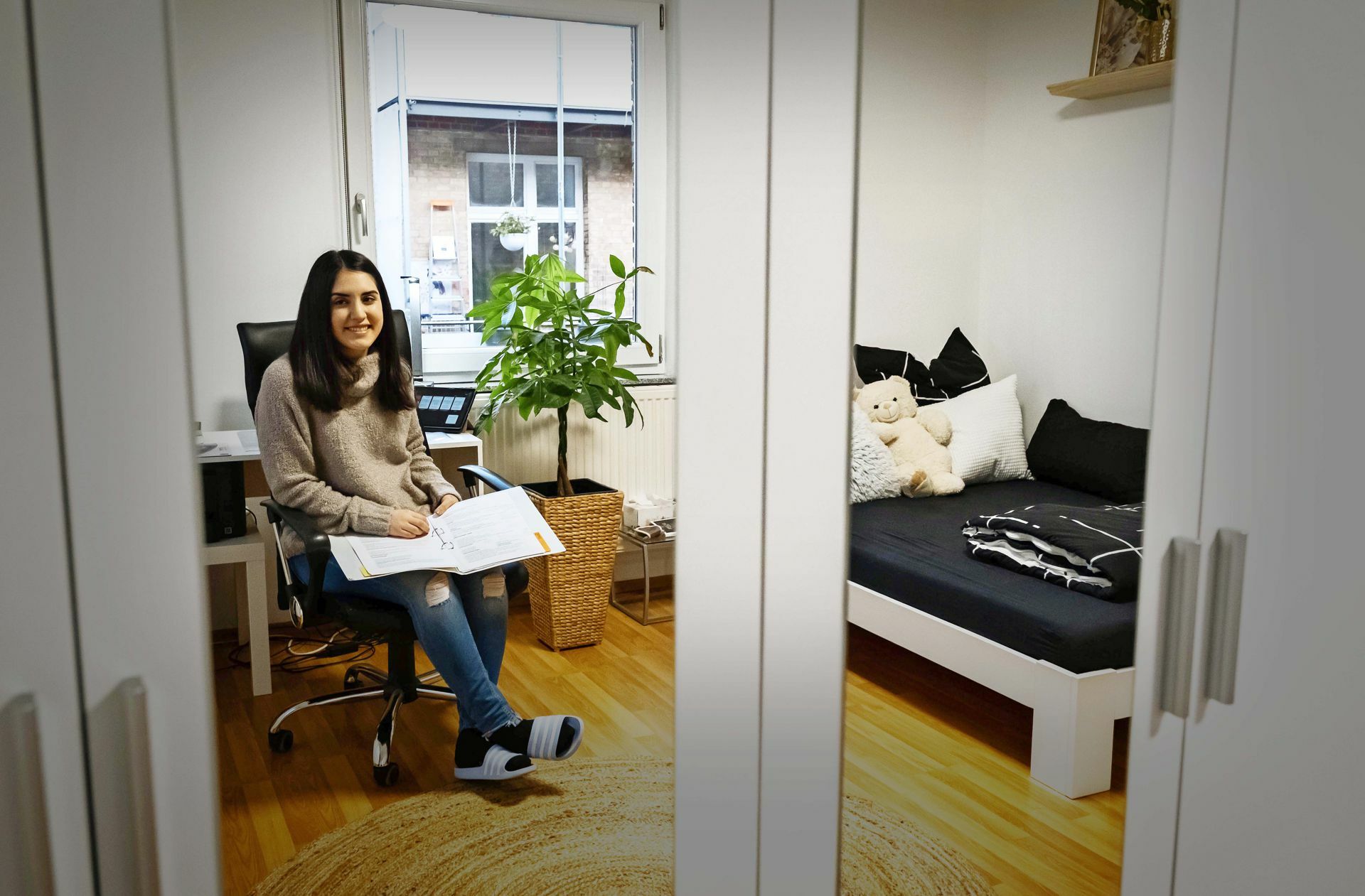 Hülya Aydin (21) wohnt für  550 Euro warm im  Stuttgart-Süden (inklusive Strom, Heizung und Internet). Ihr WG-Zimmer  hat  22 Quadratmeter und zwei große Fenster –        viel Platz für einen Schreibtisch,  ein großes Bett, einen Schrank und ihren geliebten Schminktisch.