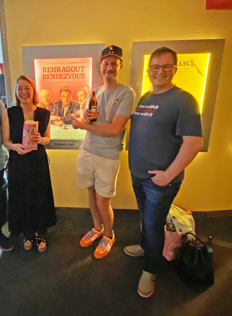 Im Böblinger Bärenkino haben sich Kathrin und Klaus Zimmermann sowie Volker Herrmann (von links) einen Kinosaal gemietet, um sich gemeinsam mit über 40 Freunden und Verwandten den neuen Eberhofer-Krimi „Rehragour-Rendezvous“ anzuschauen, in dem sie als Komparsen mitgewirkt haben.    Bild: z