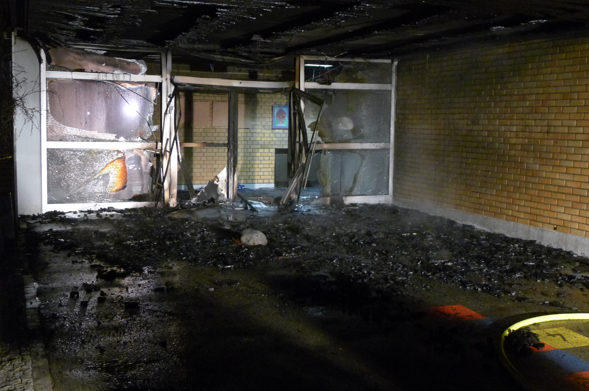 Der Eingangsbereich der Sprachheilschule wurde durch das Feuer zerstört.	Bild: Feuerwehr Sindelfingen