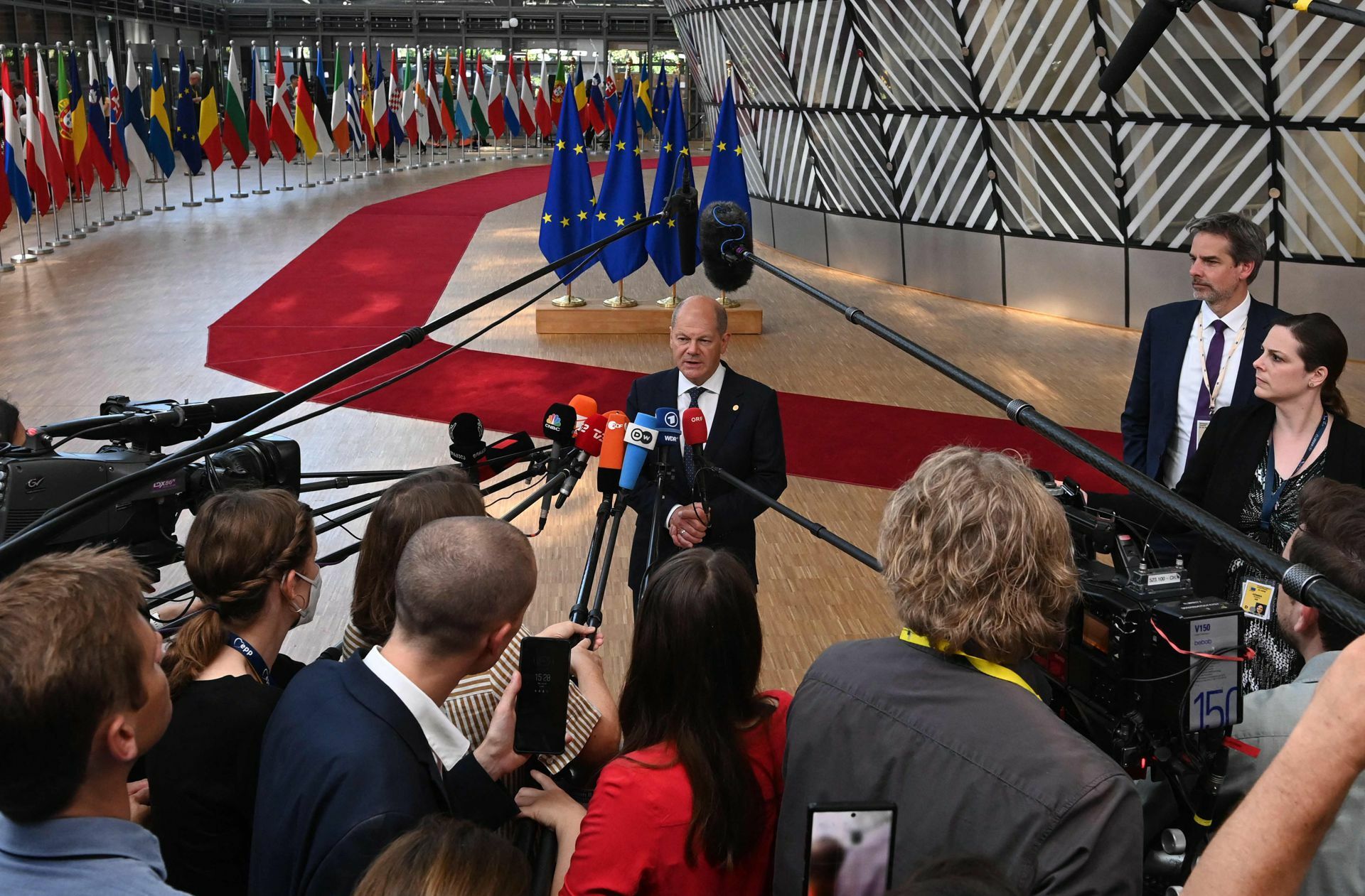 In Brüssel wirbt Bundeskanzler Olaf Scholz für die Aufnahme der Ukraine in die EU. Vor dem Beitritt müssen beide Seiten aber noch einen langen Reformweg zurücklegen.