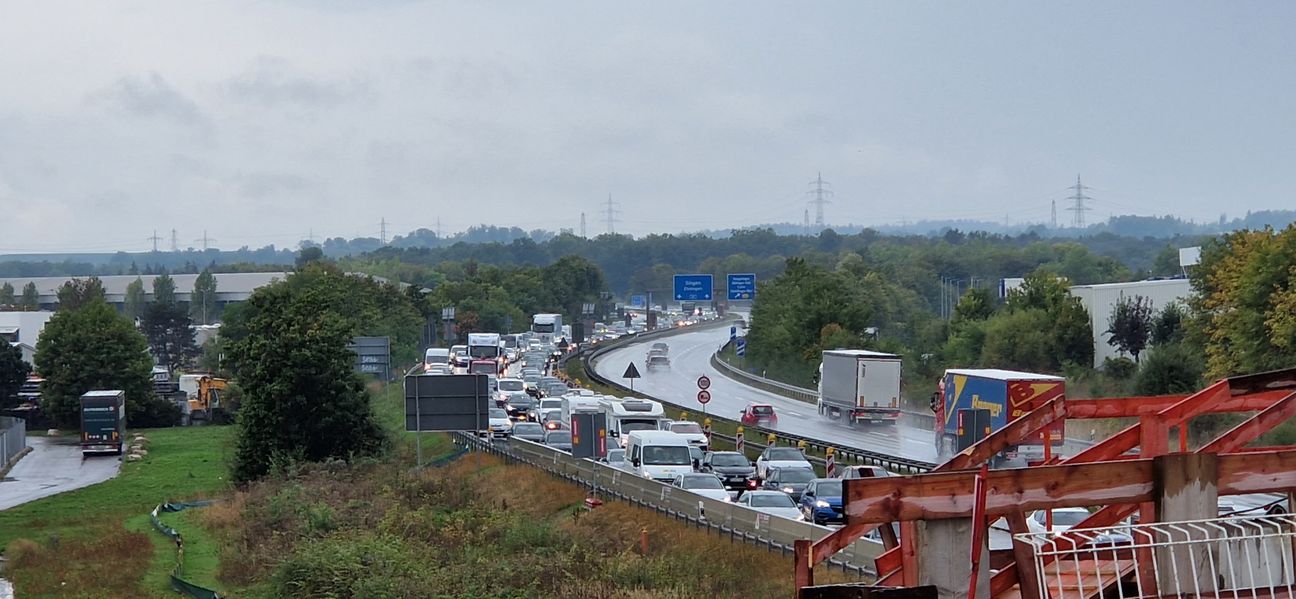 Stau wegen der Baustelle auf der A81. Bilder: Dettenmeyer