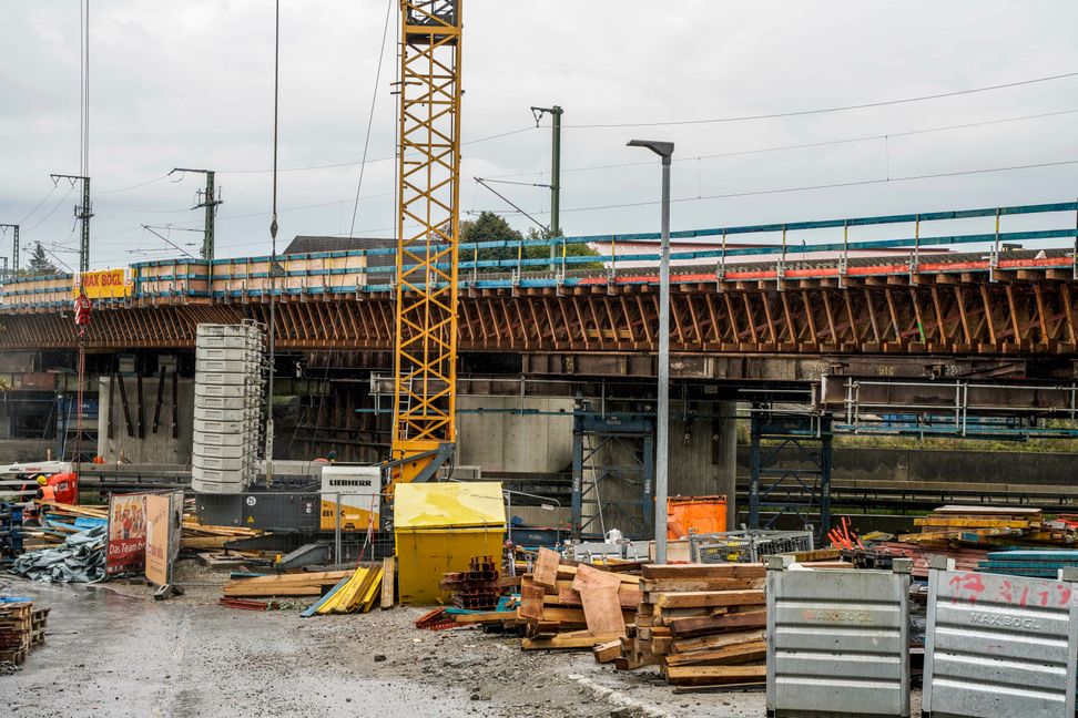 Die Brücken-Baustelle schreitet voran. Bilder: Dettenmeyer