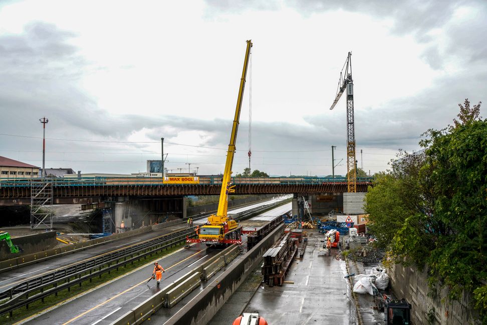 Die Brücken-Baustelle schreitet voran. Bilder: Dettenmeyer