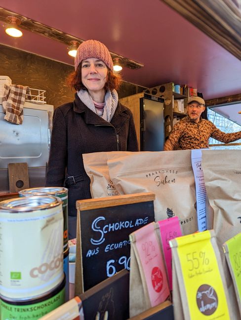 Carmen Döffinger und Andreas Terschawetz sorgen für Kaffeegenuss auf dem Sindelfinger Wochenmarkt. Bild: Nüßle
