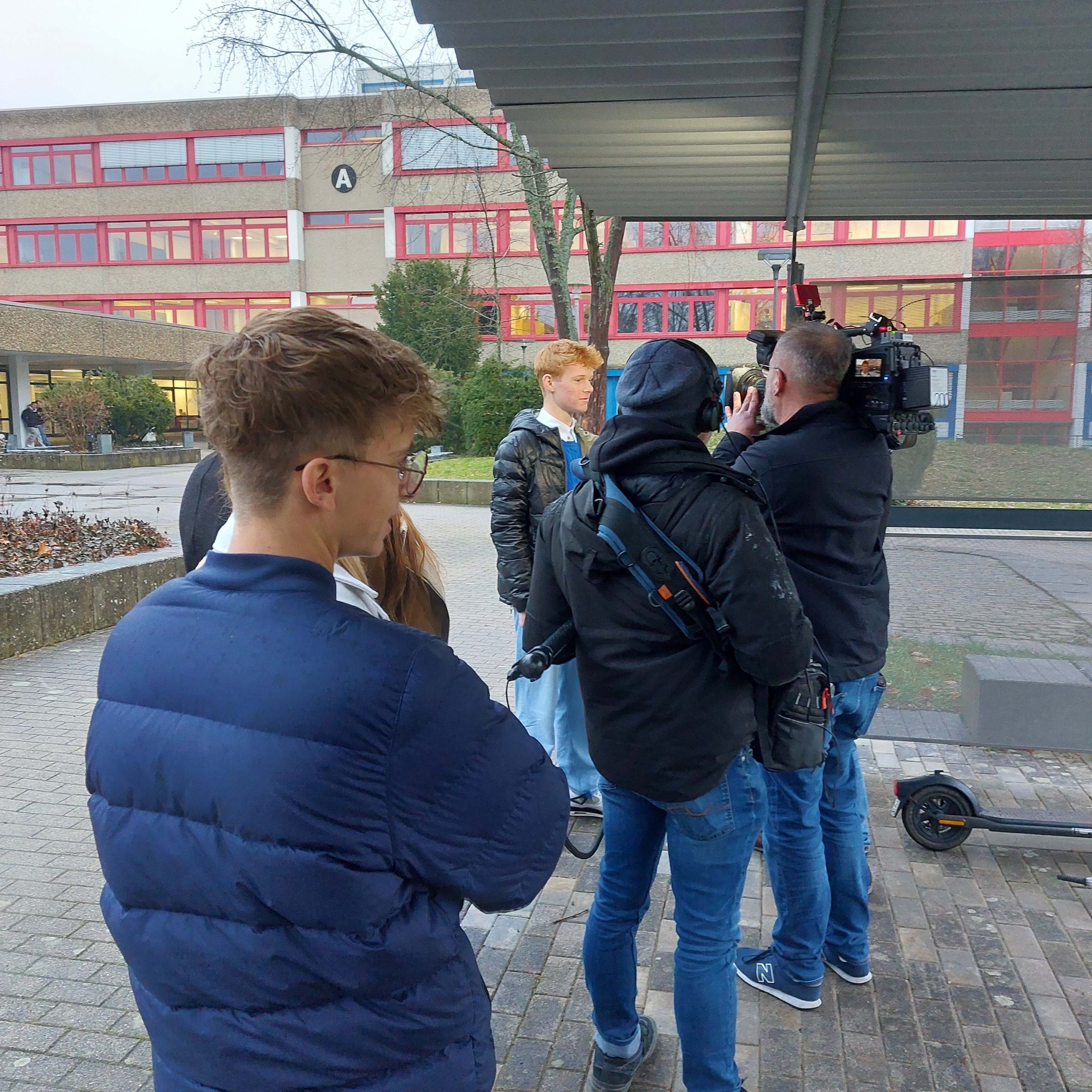 : Maximilian Kempf wird auf dem Schulhof vom SWR zu seinem TikTok-Nutzerverhalten interviewt. Bild: z
